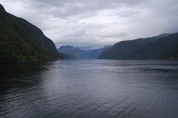 Fiordo sulla strada Bergen - Oslo.JPG - AI PIEDI DELLA RUPE